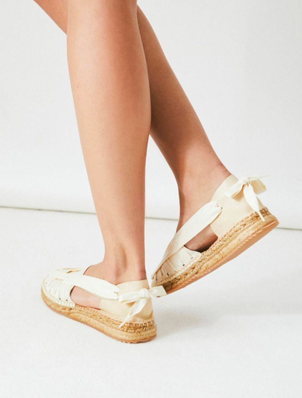 Model wearing Naguisa's soc trail sandal in ecru.