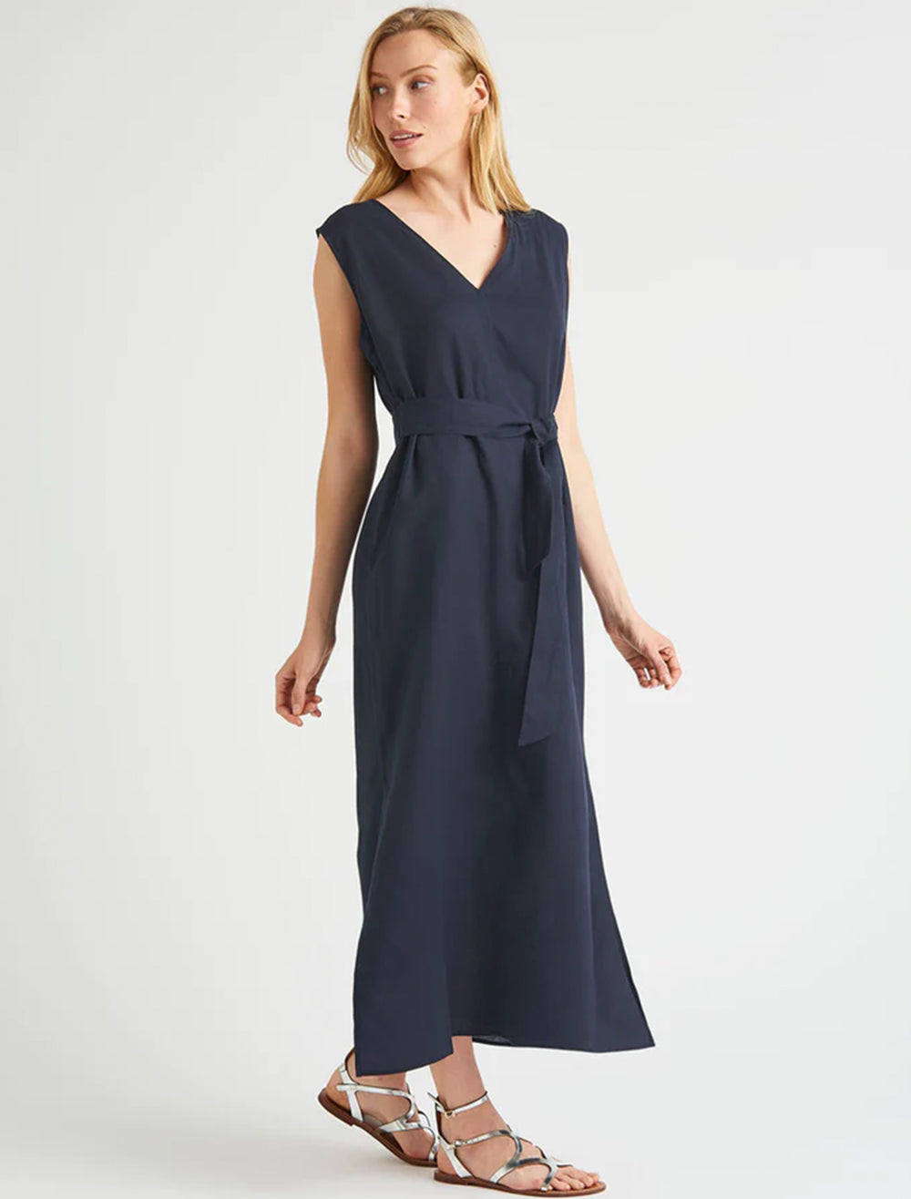 Model wearing Splendid's mabel maxi dress in navy.