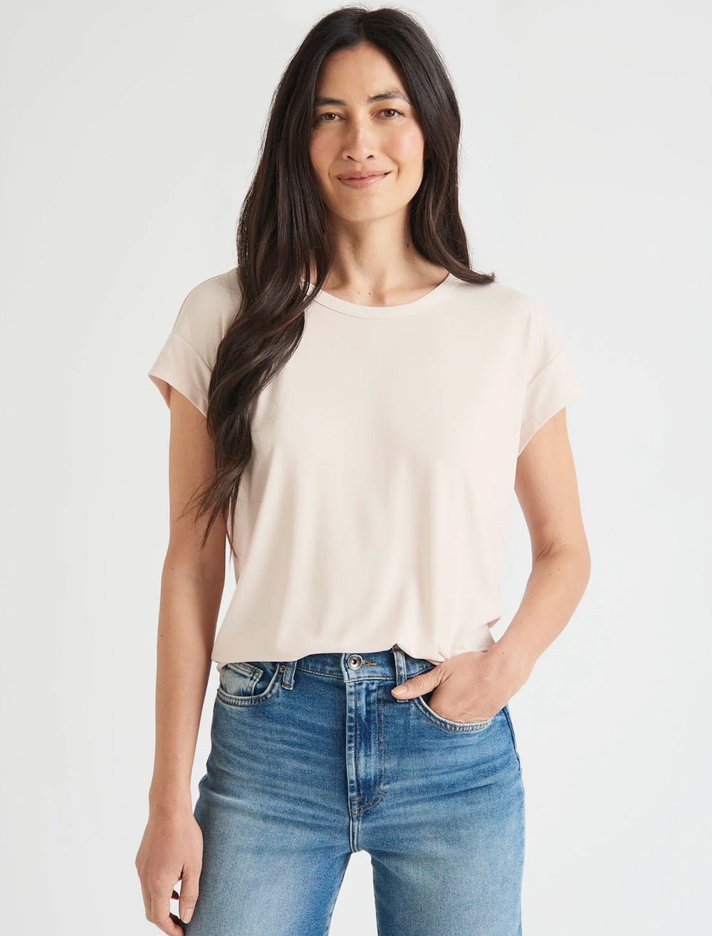 Model wearing Splendid's arlo sandwashed tee in moonstone.