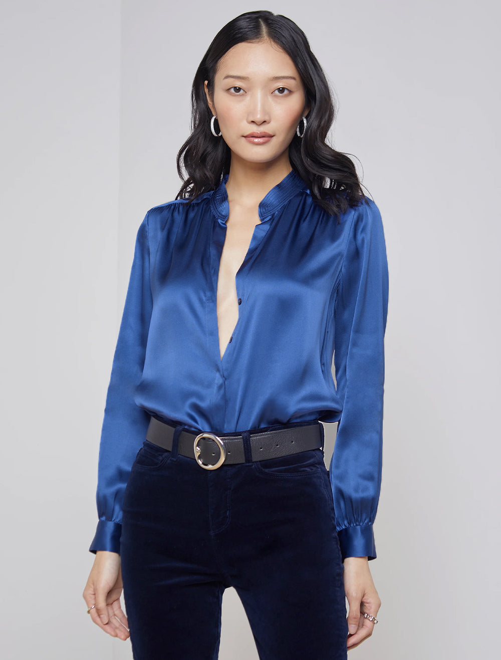 Model wearing L'agence's bianca band collar blouse in nouvean navy.