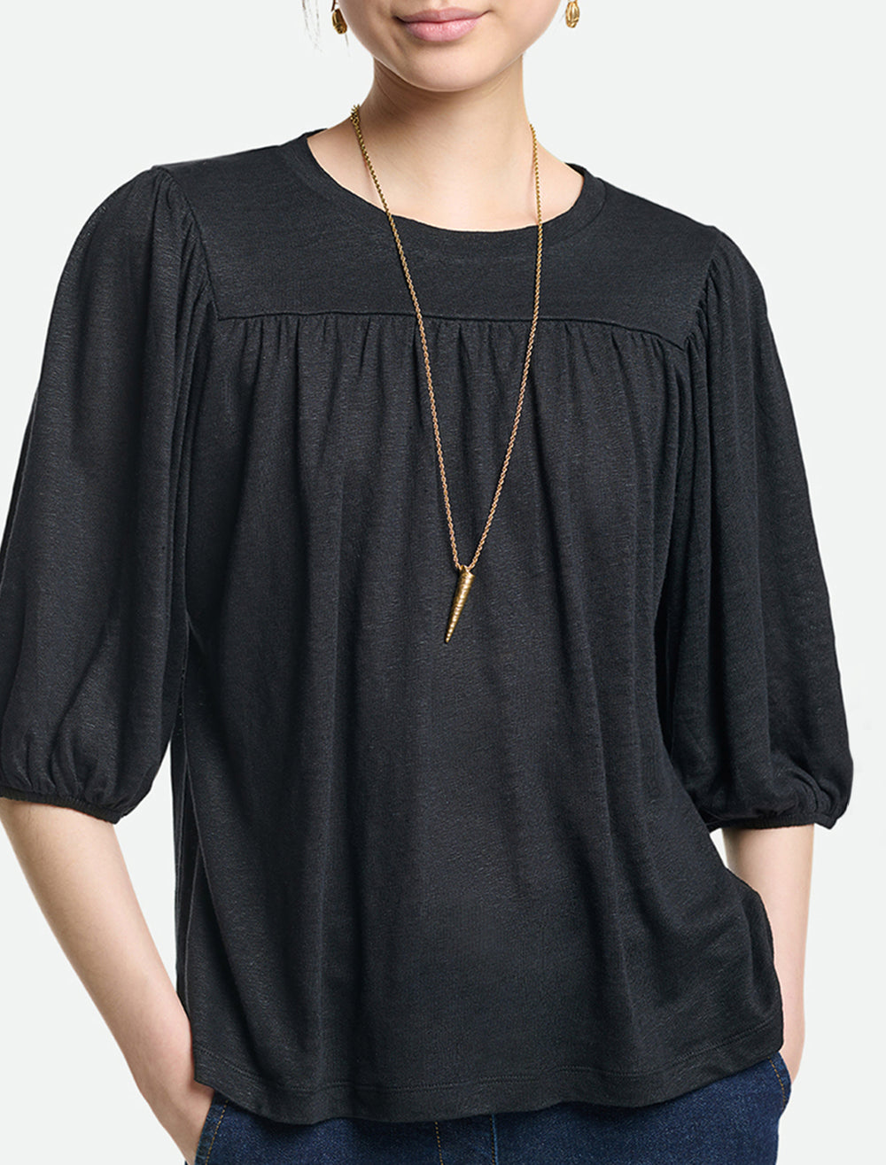 Model wearing Vanessa Bruno's thao blouse in noir.
