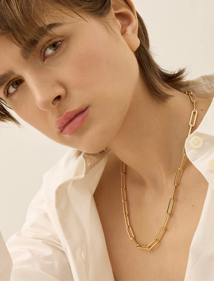 Model wearing Jenny Bird's andi slim chain in gold.