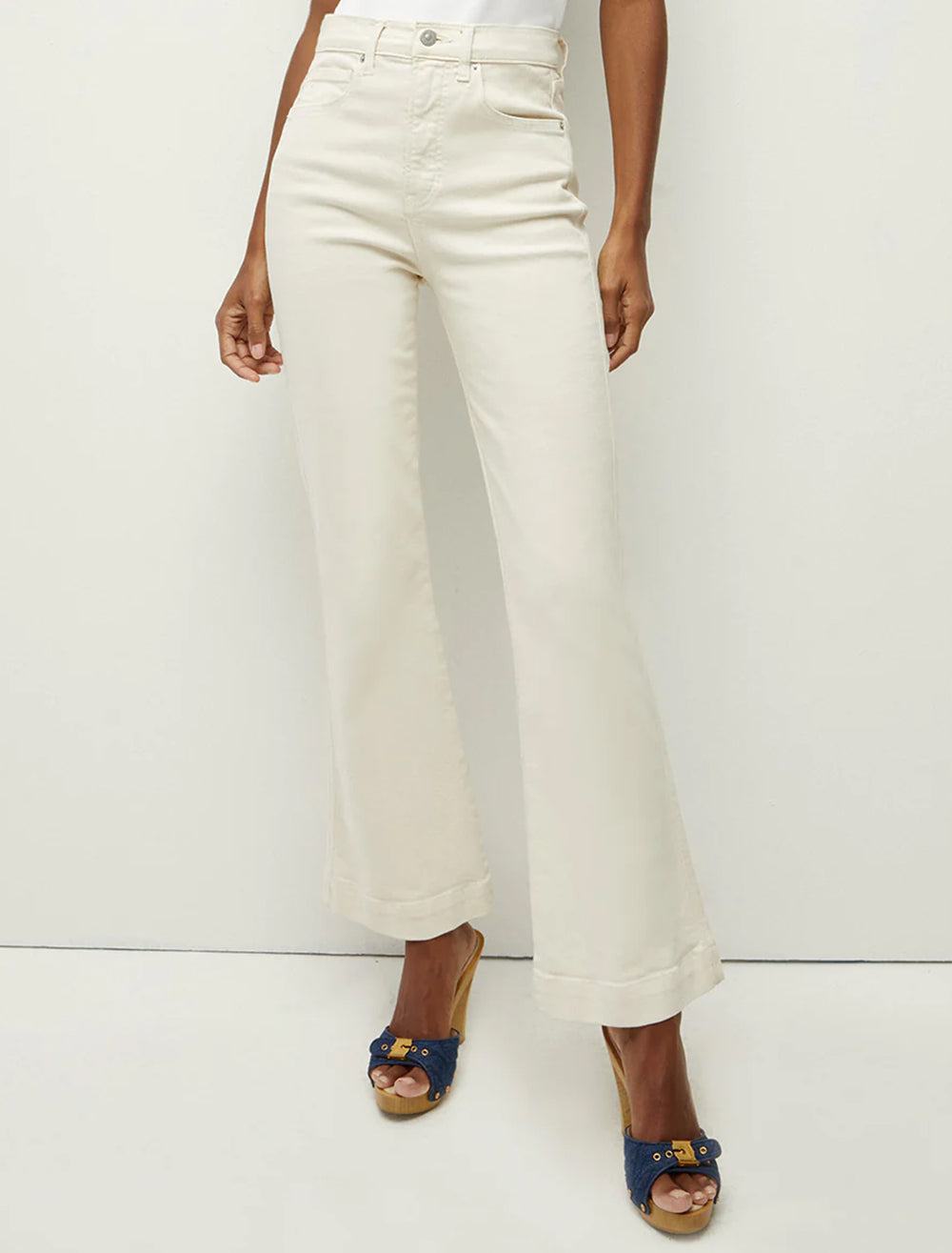 Model wearing Veronica Beard's carson high rise ankle flare in ecru.