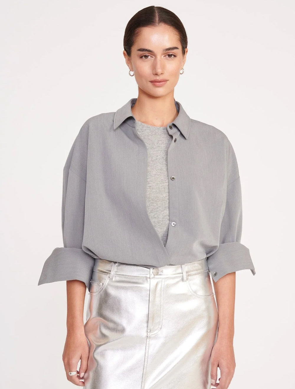 Model wearing STAUD's colton shirt in heather grey.