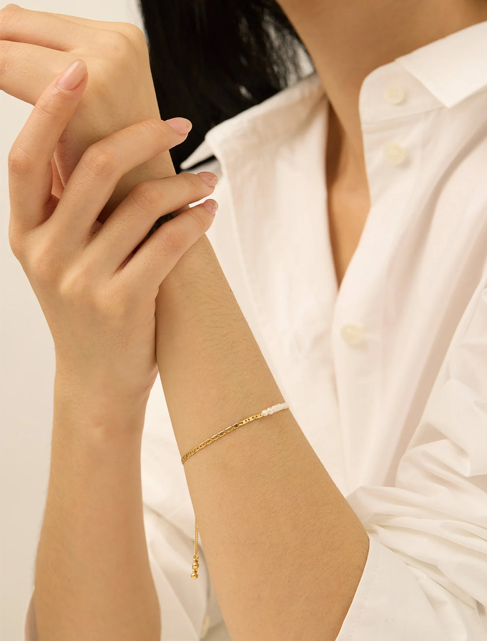 model wearing delphine pearl and chain bracelet