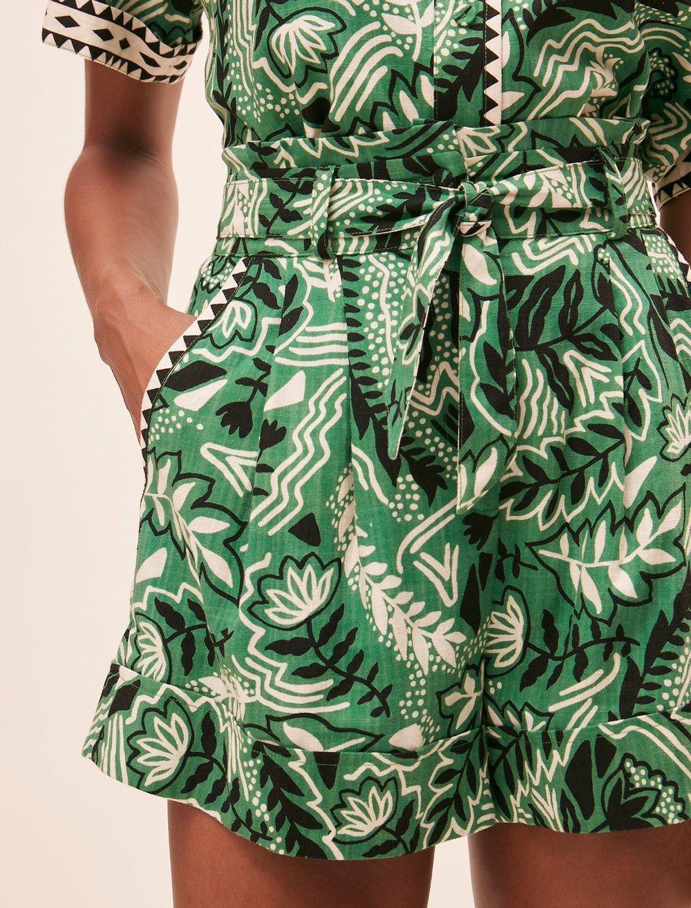 Model wearing Suncoo Paris' banny shorts in vert botanical.