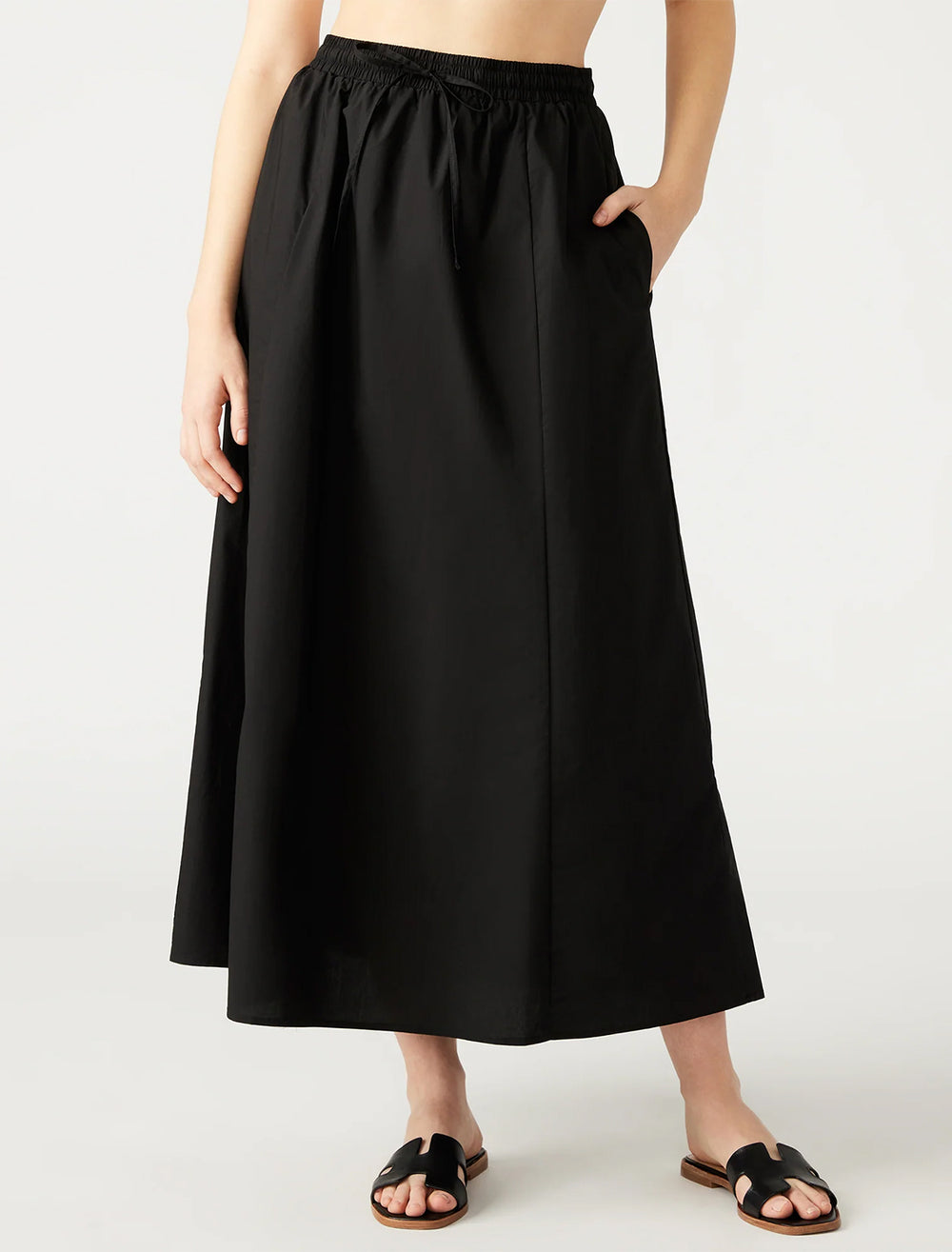 Model wearing Steve Madden's sunny skirt in black.
