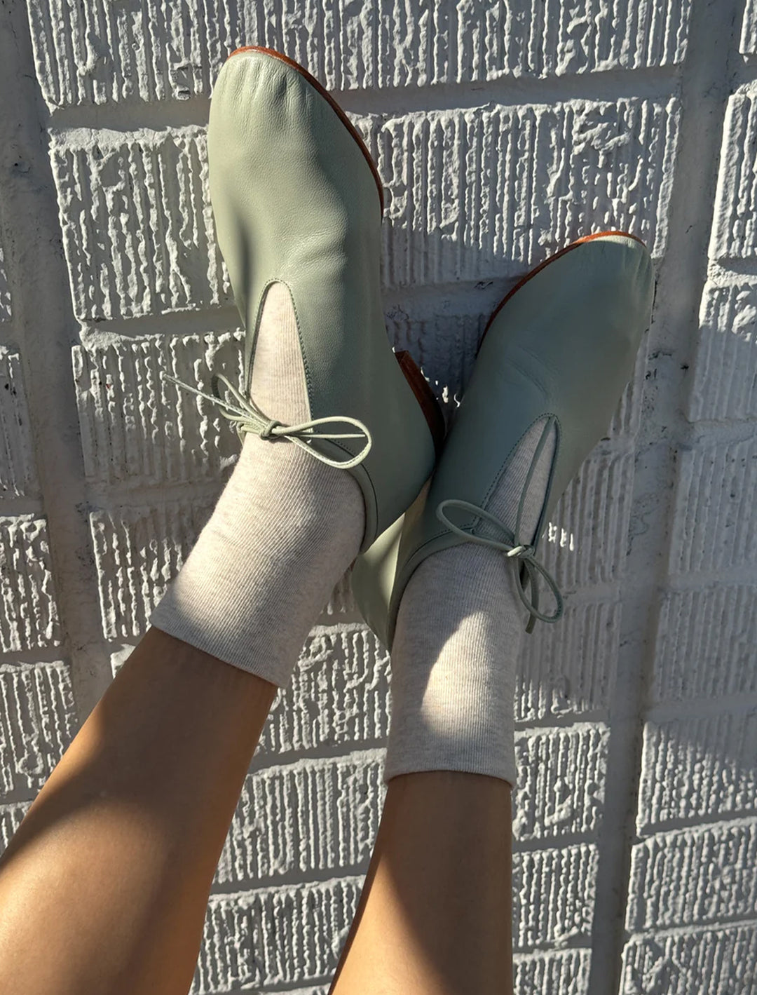 Model wearing Le Bon Shoppe's sneaker socks in oatmeal.