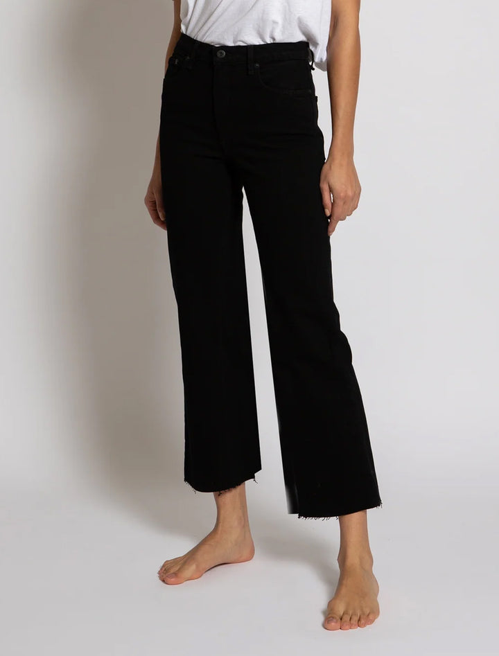 crop wide leg in black resin jeans