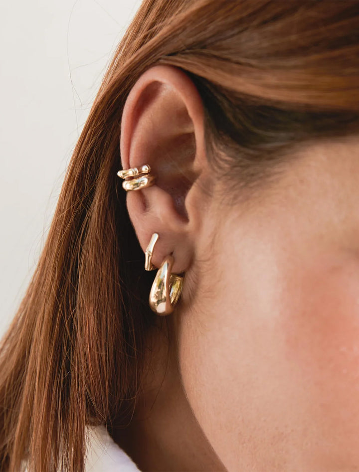 Model wearing Zoe Chicco's 14k medium aura hoops.
