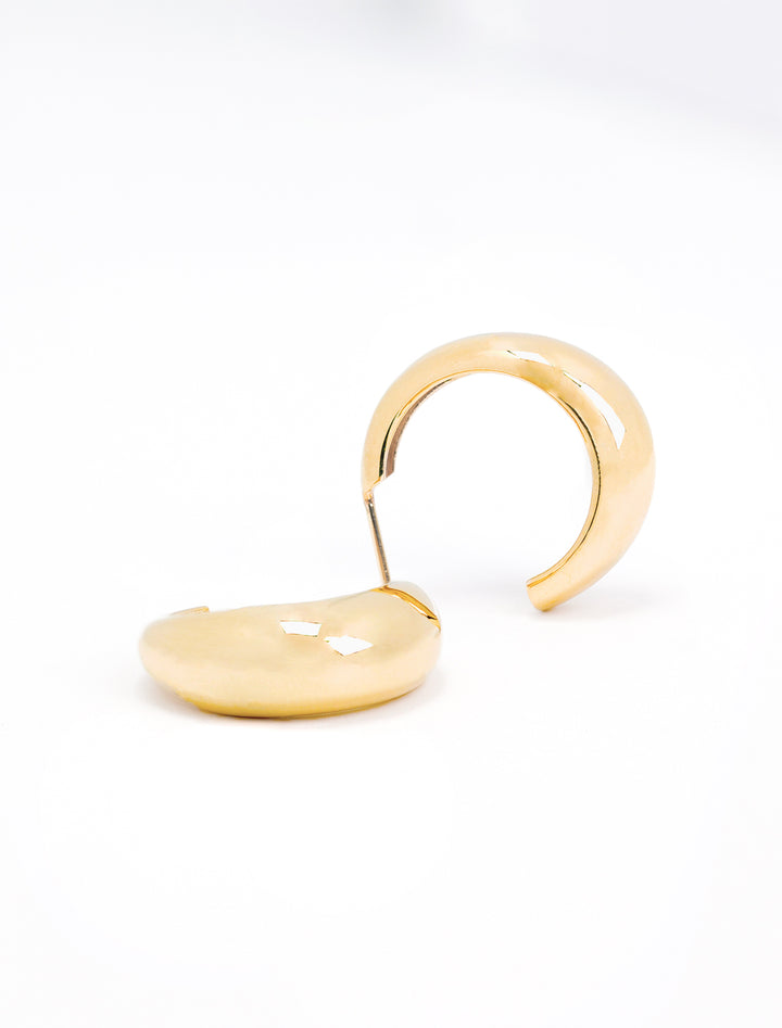 Close-up view of Zoe Chicco's 14k medium aura hoops.