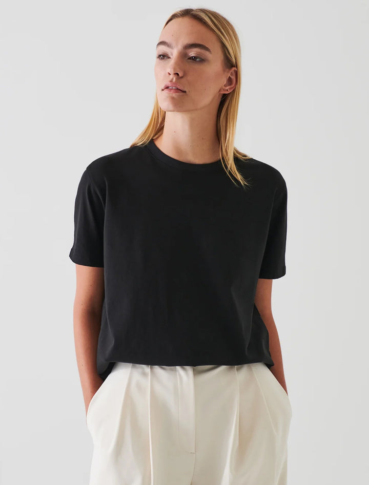 Model wearing Patrick Assaraf's short sleeve iconic boyfriend crew in black.