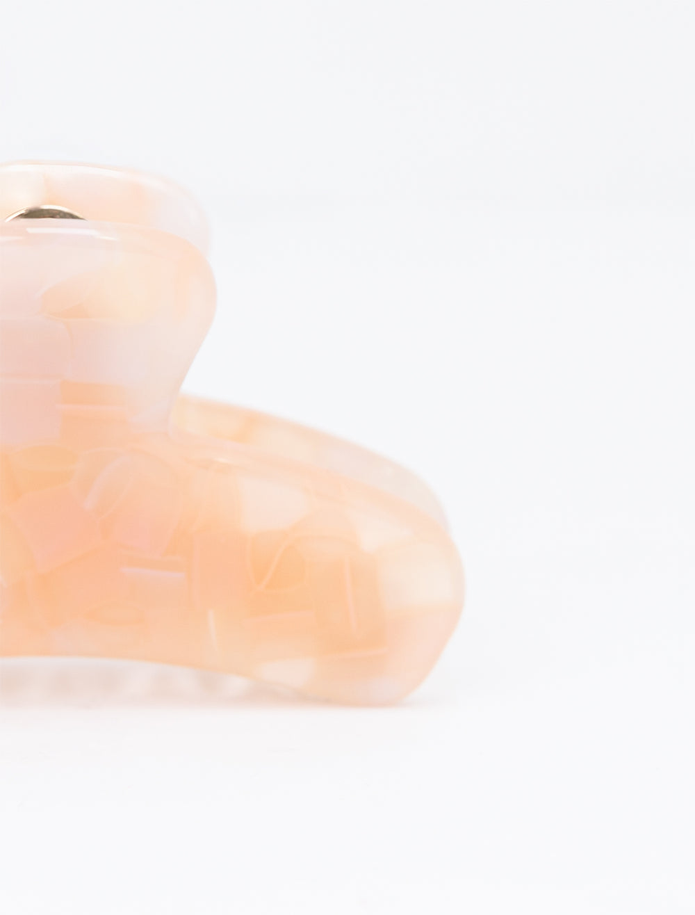 Close-up view of Fenna + Fei's mini french claw in peach.