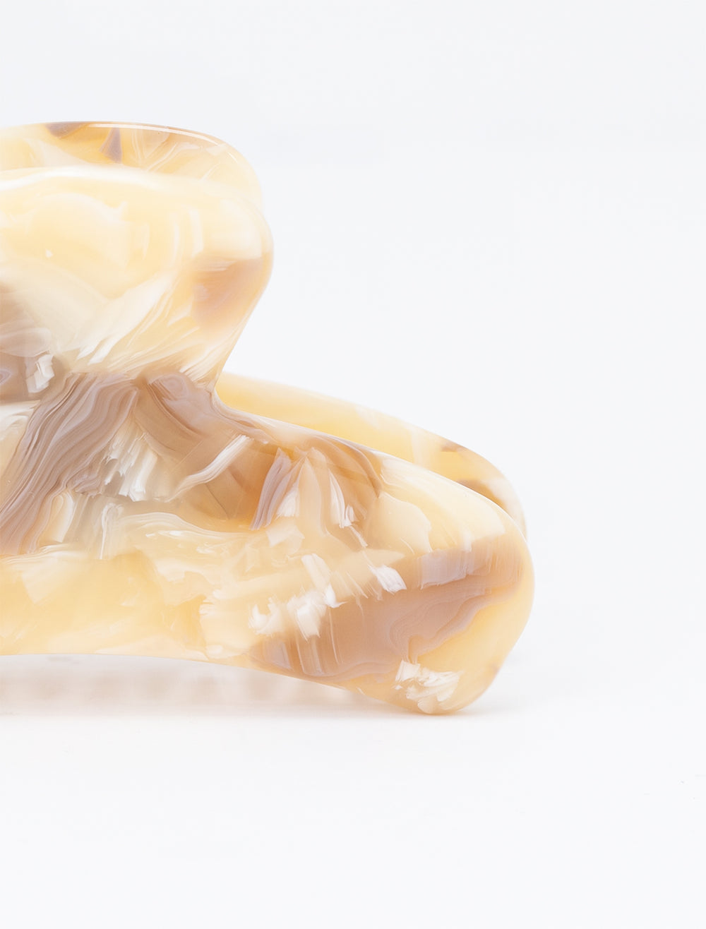 Close-up view of Fenna & Fei's mini french claw in honey onyx.