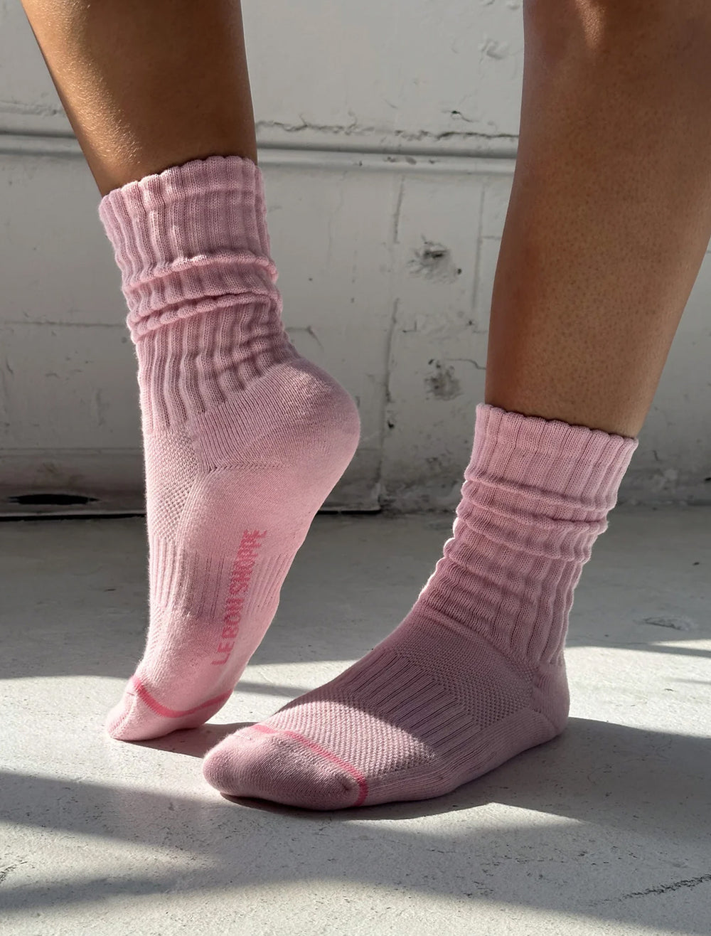 Model wearing Le Bon Shoppe's ballet socks in ballet pink.