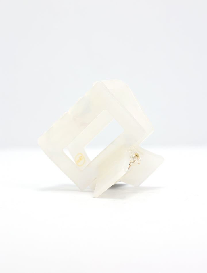 Alternative angle view of Tiepology's eco kylie hair clip in ivory pearl