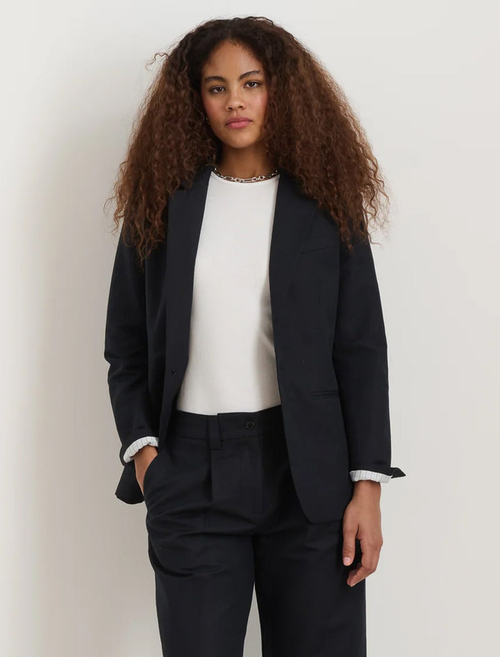 soho waisted blazer in black