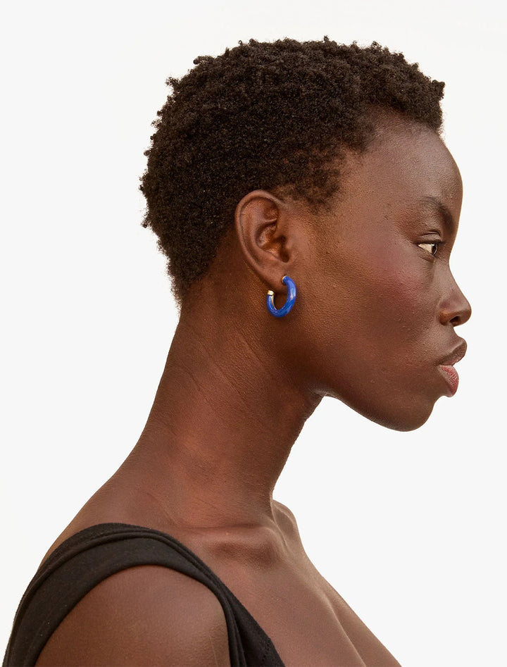 model wearing le tube hoops in cobalt