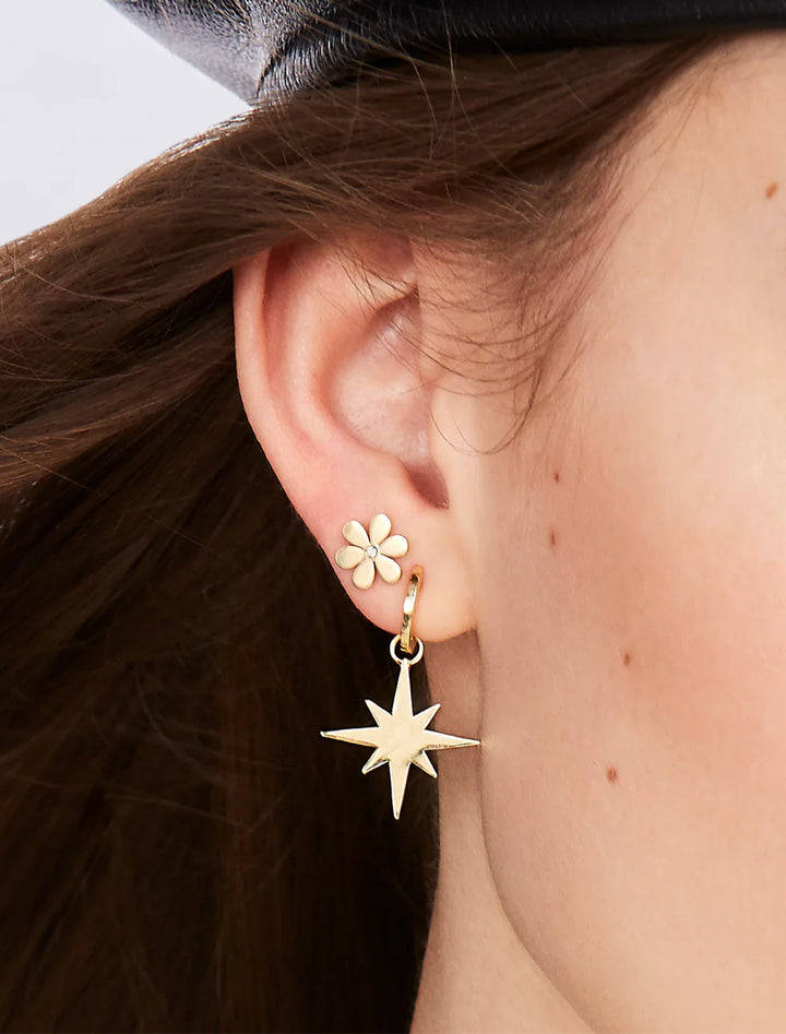 gold single stone daisy studs