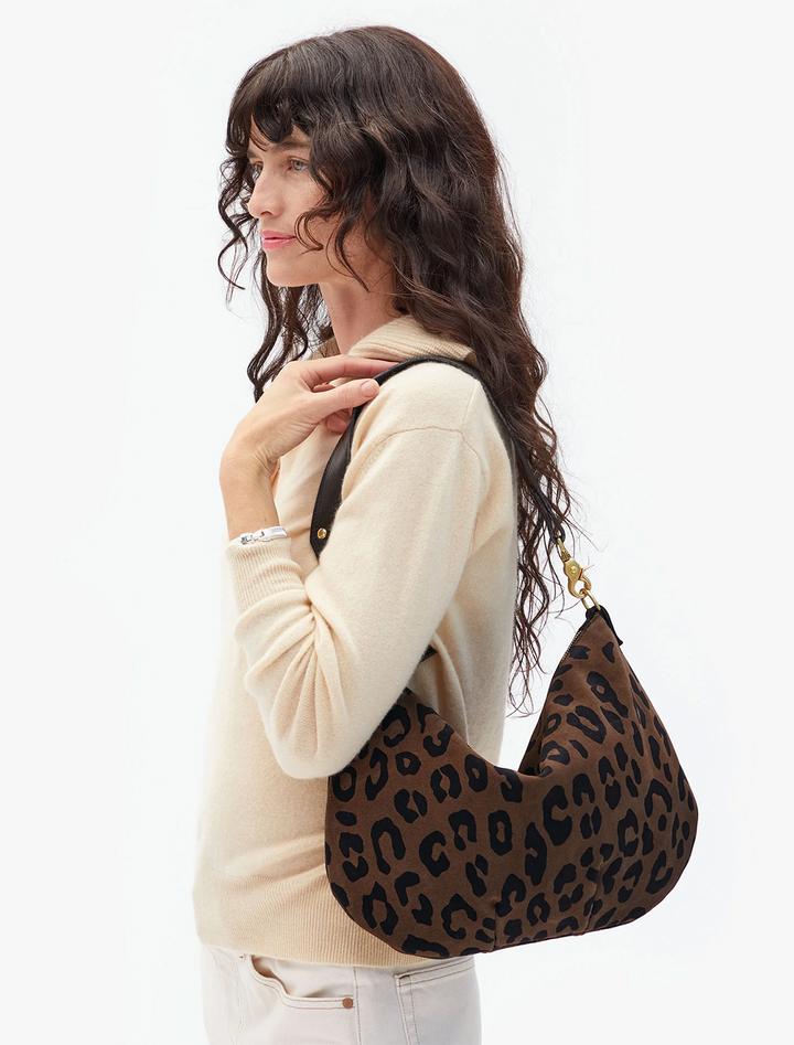 model holding pablo cat suede moyen messenger