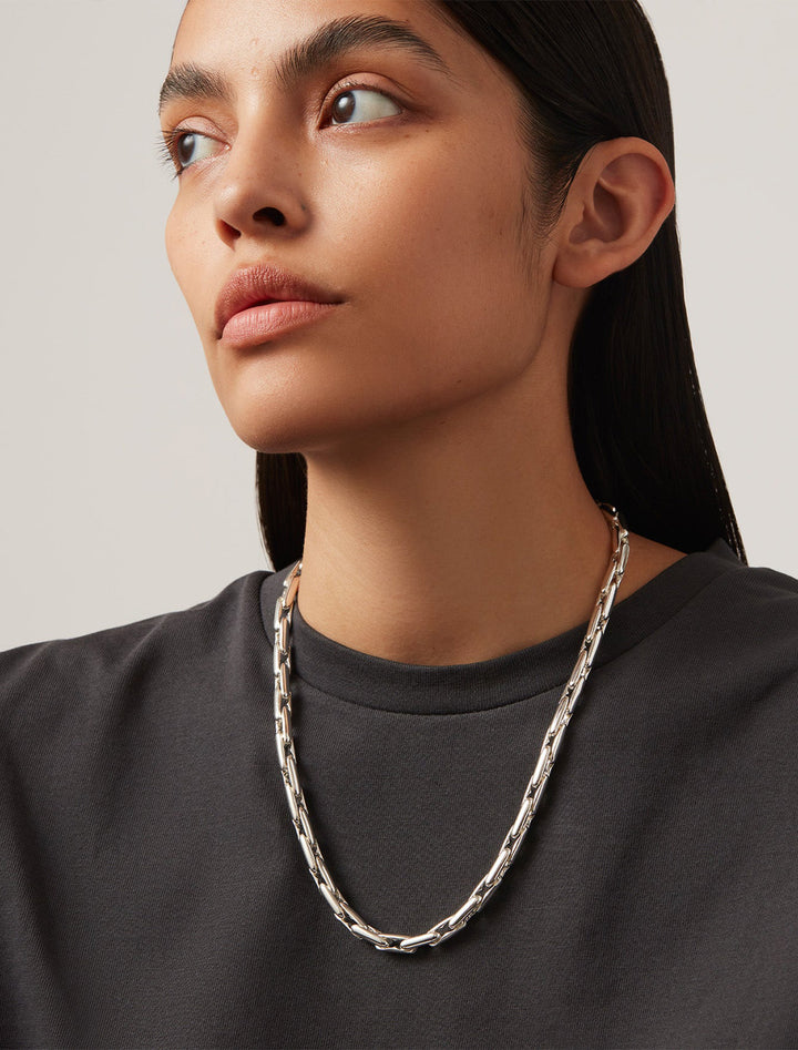 model wearing alber chain in silver