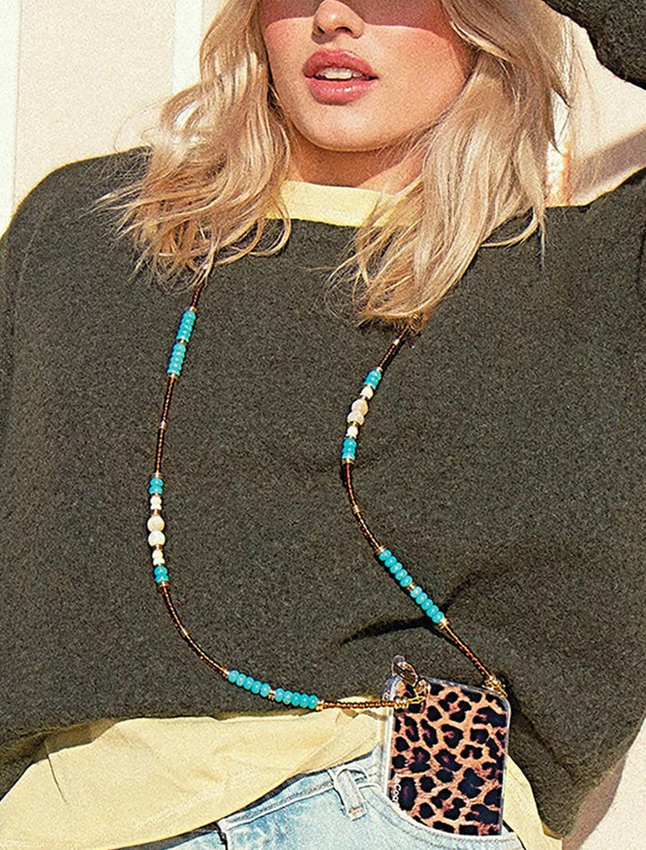 model using iliana perle marron turquoise strap