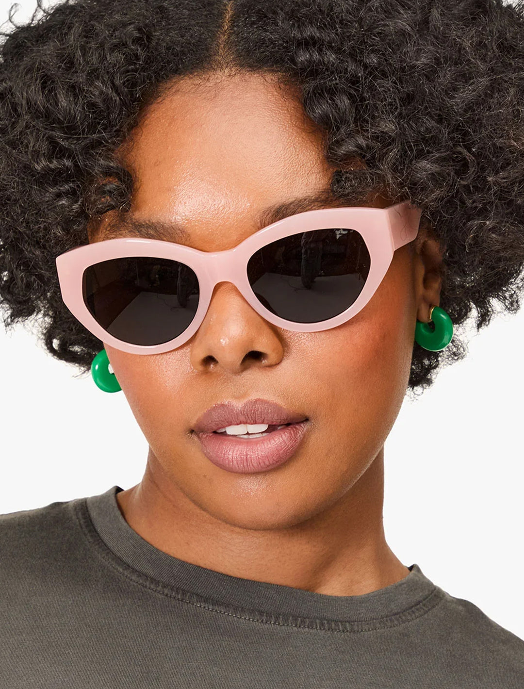 le hoop earrings in emerald resin