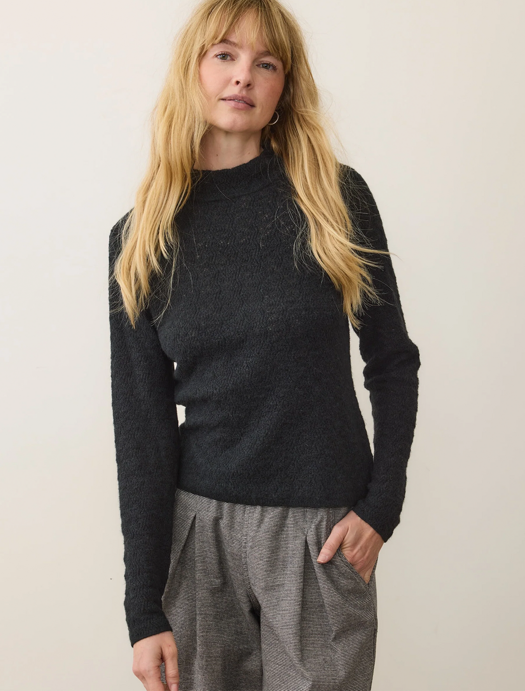 mock neck fine gauge sweater in black