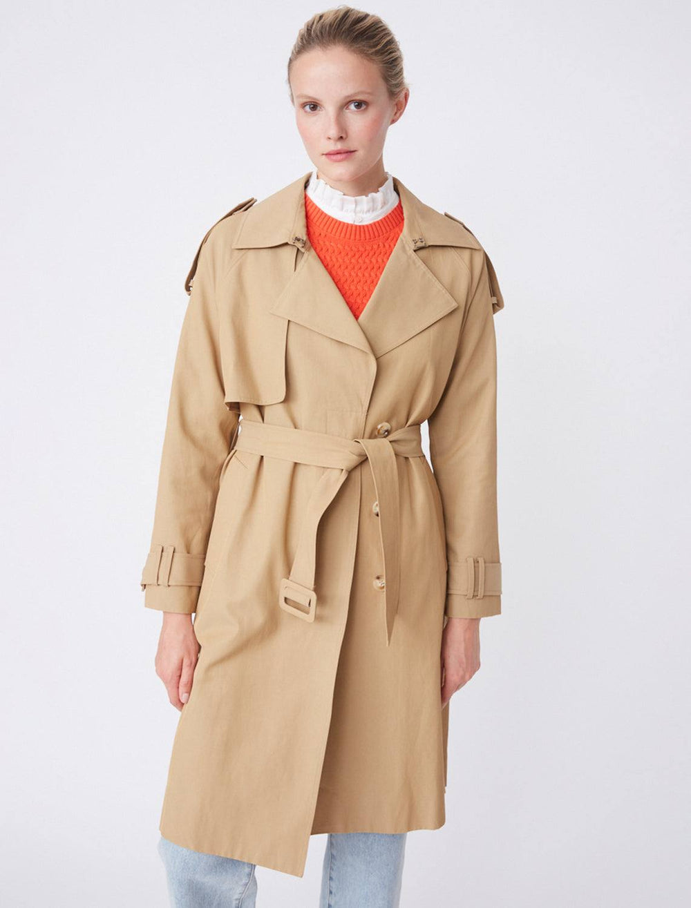 Model wearing Suncoo Paris' Edda Trench with belt tied.