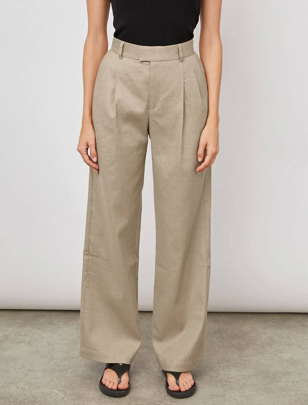 Model wearing Rails' marnie pant in driftwood.