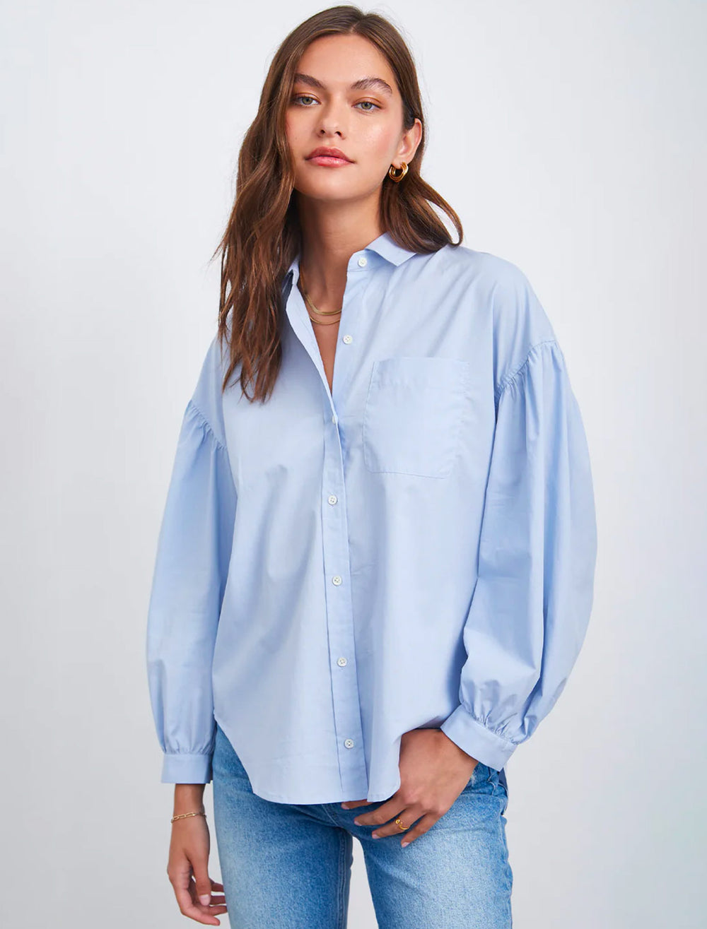 Model wearing Rails' janae shirt in blue jay.