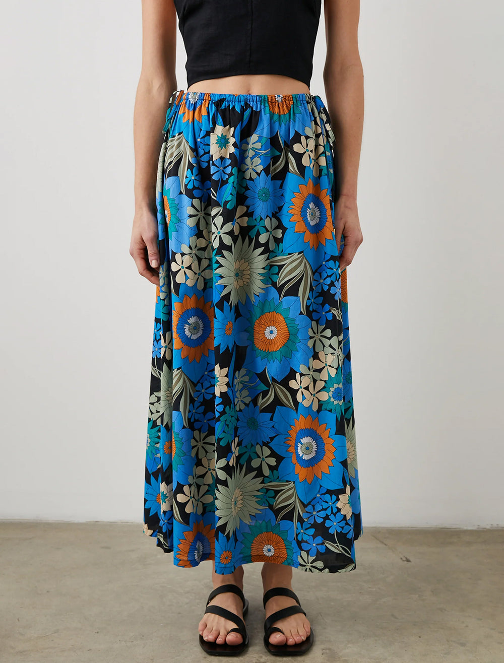 Model wearing Rails' beech skirt in azul wildflower.