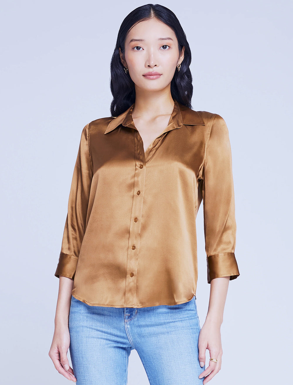 Model wearing L'agence's dani shirt in biscotti.