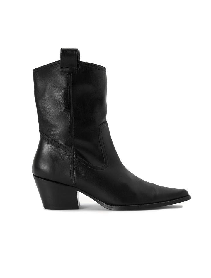 Side view of STAUD's june boot in black.
