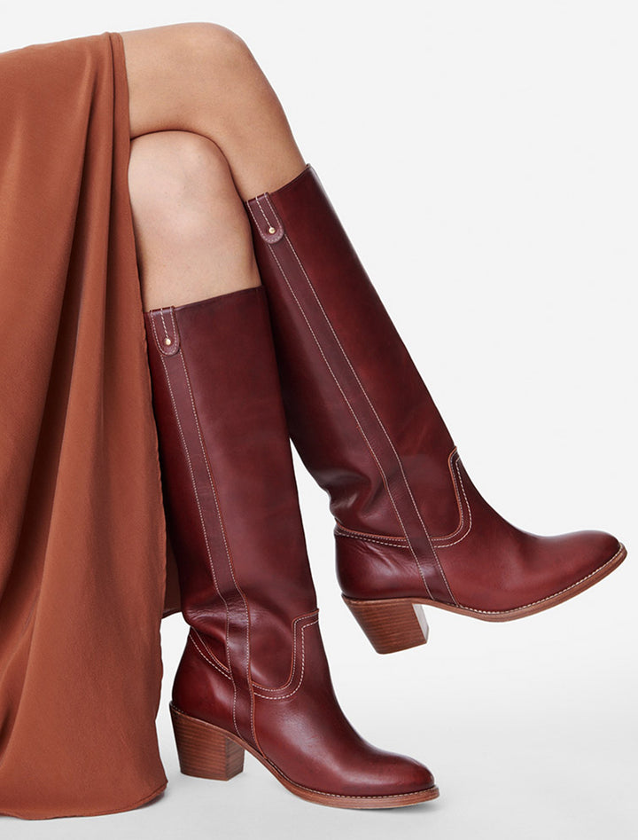 Model wearing Vanessa Bruno's betterave 60mm bottes.