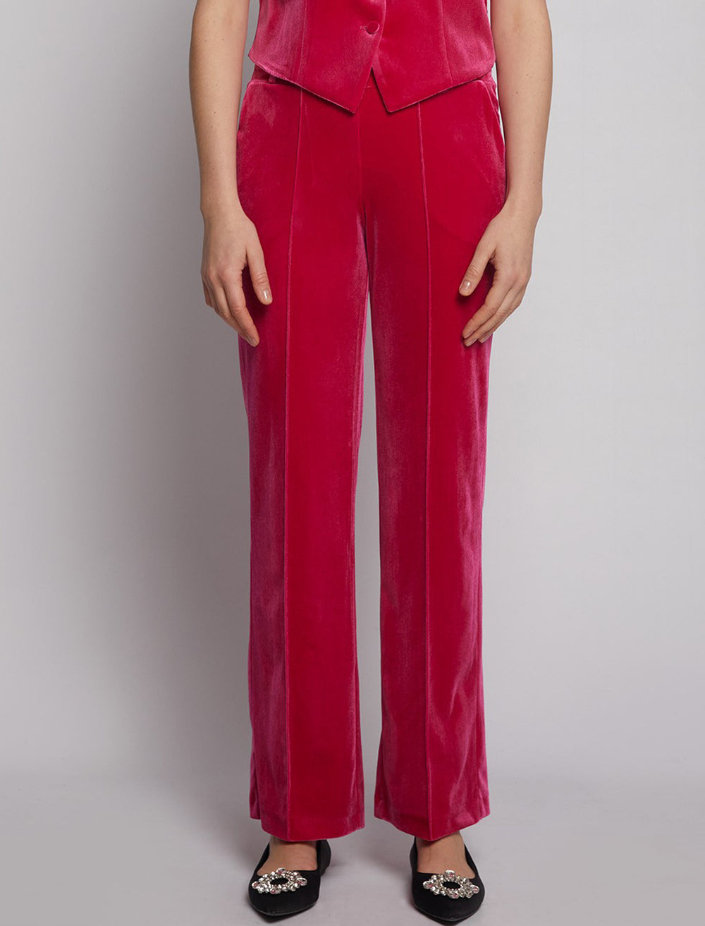 Model wearing Vilagallo's carla pink velvet pants.