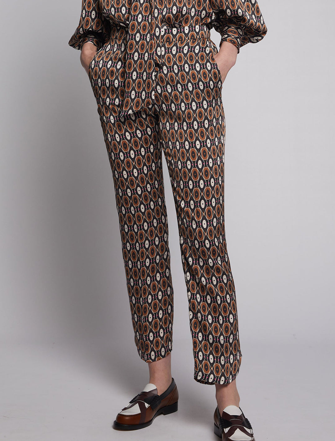 Model wearing Vilagallo's ornella geometric print pants.