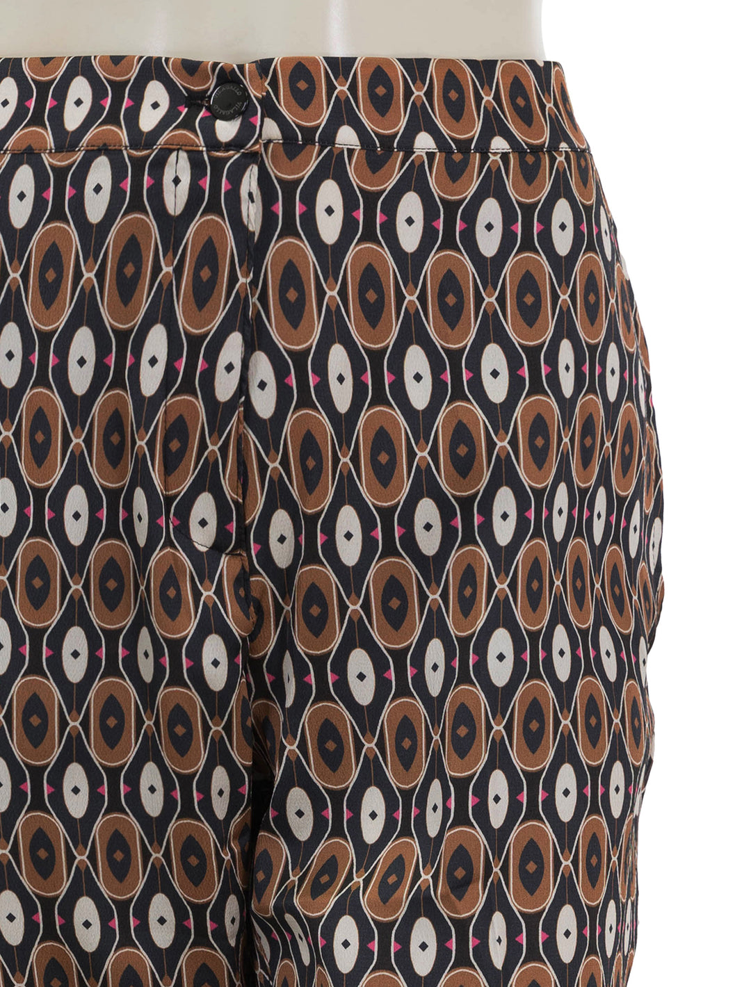 Close-up view of Vilagallo's ornella geometric print pants.