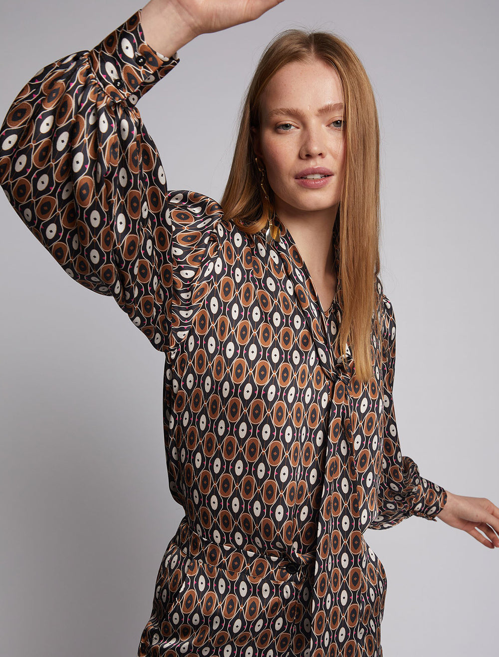 Model wearing Vilagallo's camisa marlene geometric blouse.