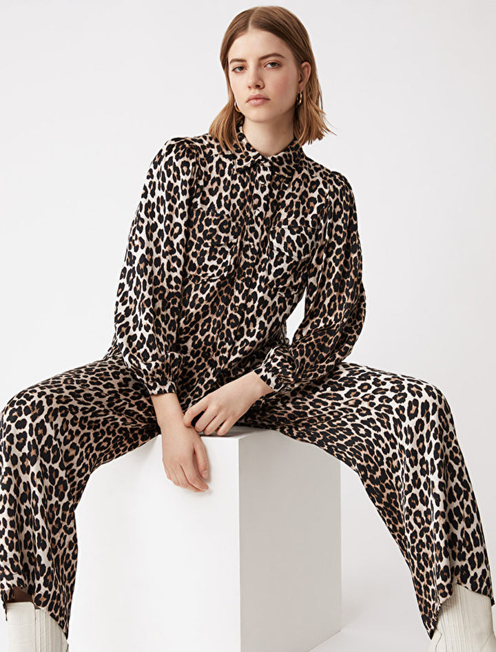 Model wearing Suncoo Paris' lanna blouse in beige cheetah.