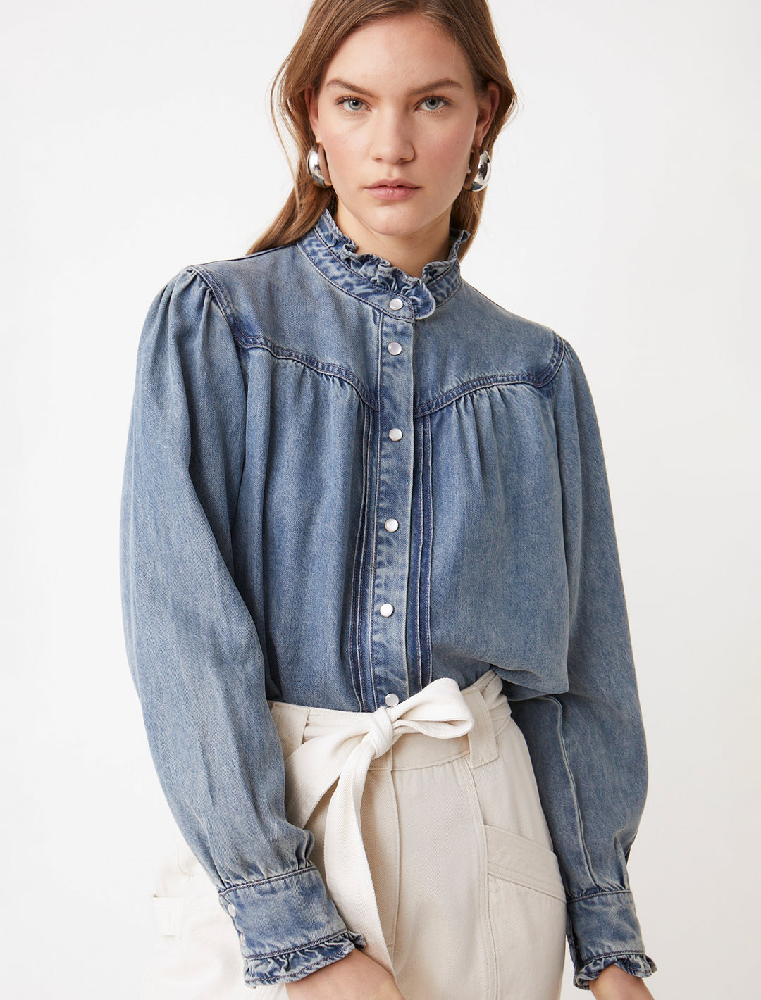 Model wearing Suncoo Paris' laura blouse in bleu jean.