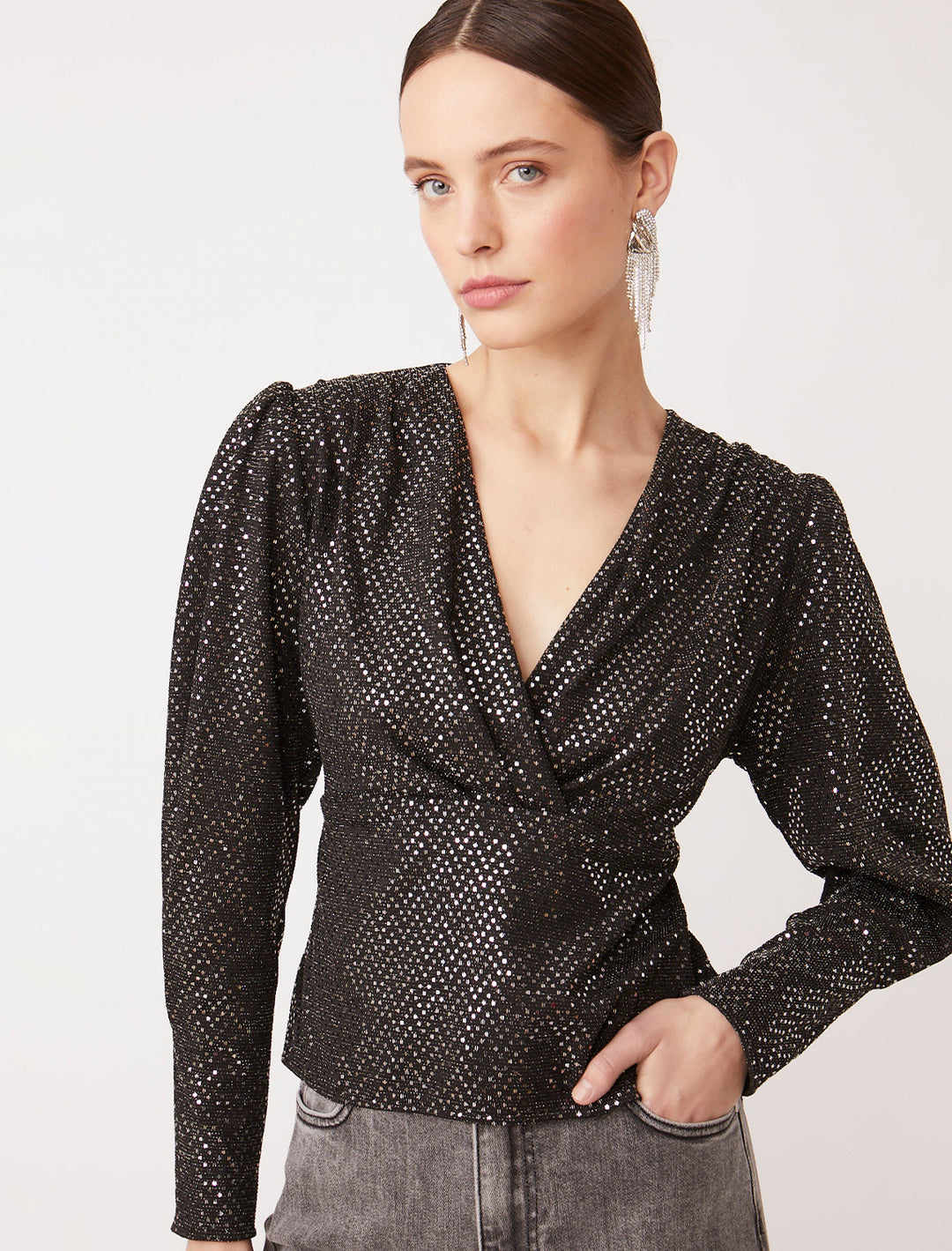 Model wearing Suncoo Paris' lorena blouse in noir.