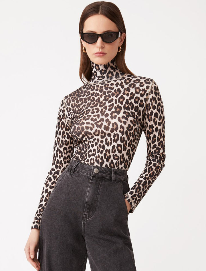 Model wearing Suncoo Paris' manech turtleneck in beige cheetah.