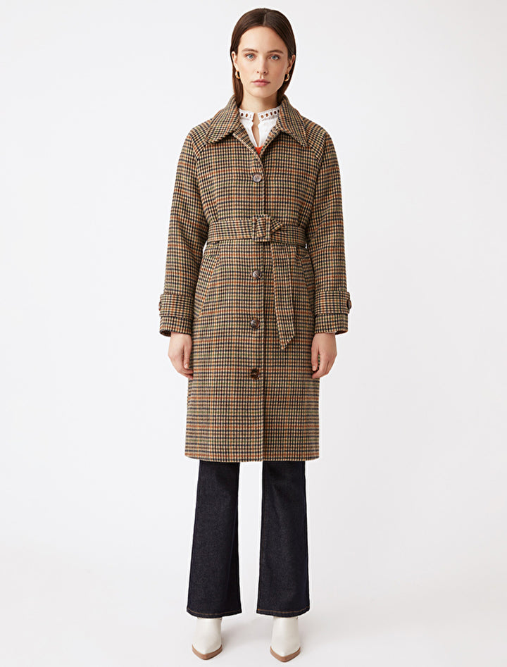Model wearing Suncoo Paris' Evan Coat in Taupe Check.