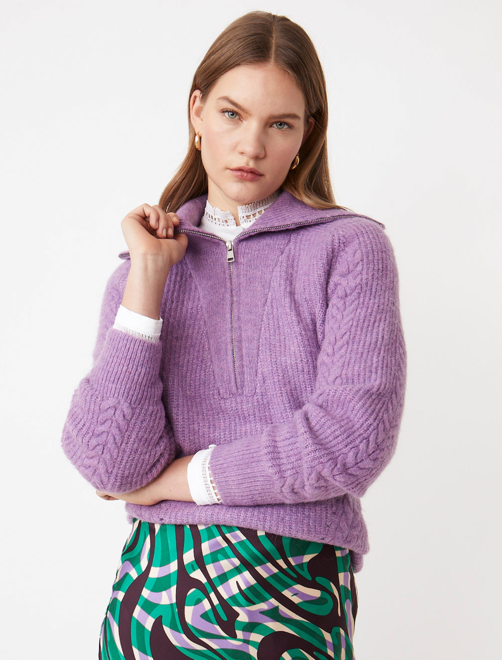 Model wearing Suncoo Paris' poldera pullover in mauve.