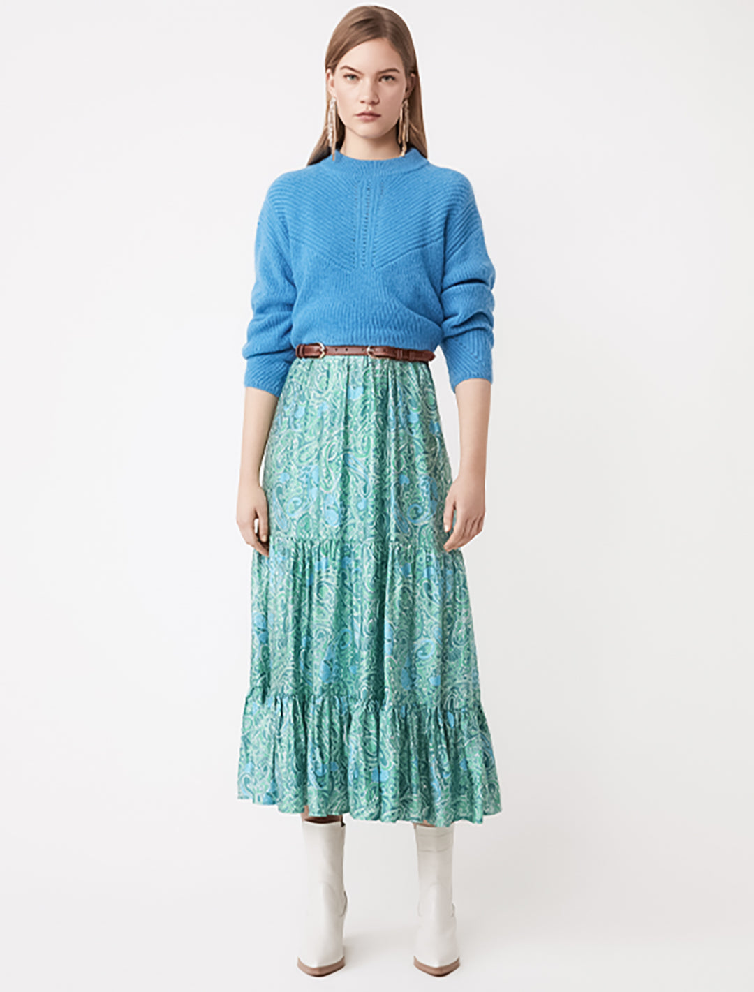 model wearing philly pullover in bleu with a midi skirt
