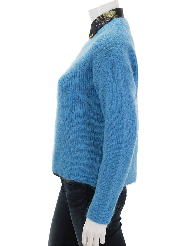 side view of philly pullover in bleu