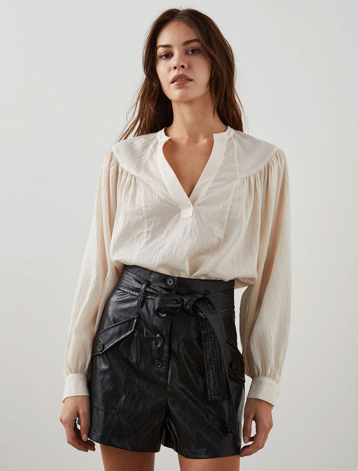 Model wearing Rails' fable top in lotus.