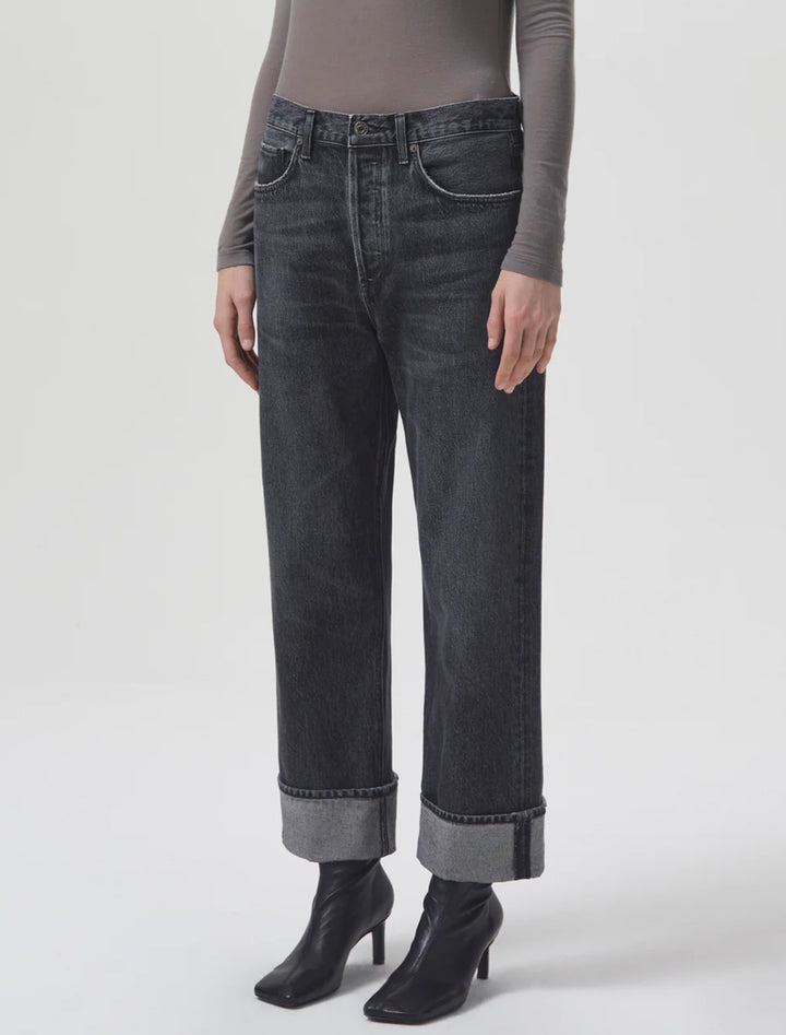 Model wearing AGOLDE's fran jean in ditch.