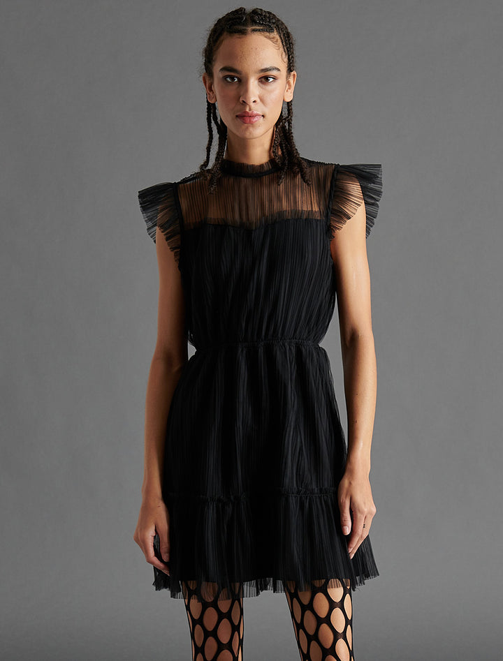 Model wearing Steve Madden's sabina dress in black.